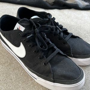 Super cool men’s Legacy Court tennis shoes